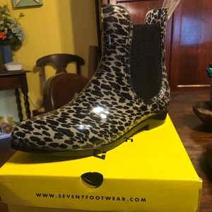 Dover rainboots size 9, Leopard